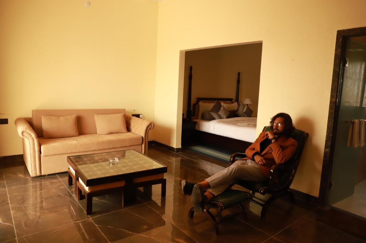 The Pench International Hotel Khawāsa Екстериор снимка